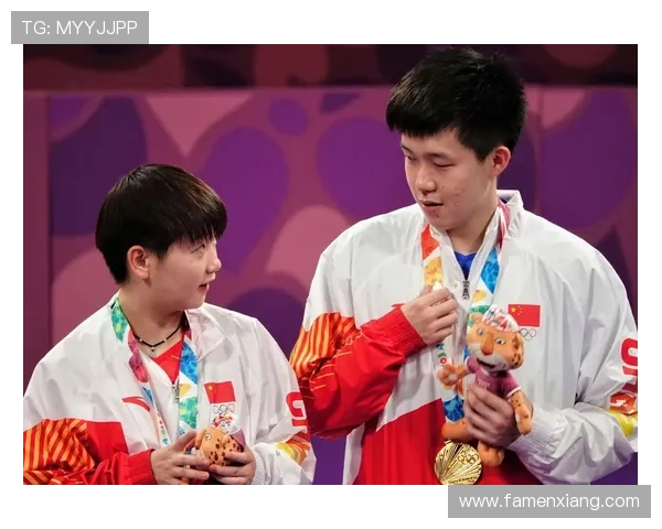 王楚钦孙颖莎领奖时互动频繁 大头贴心服软